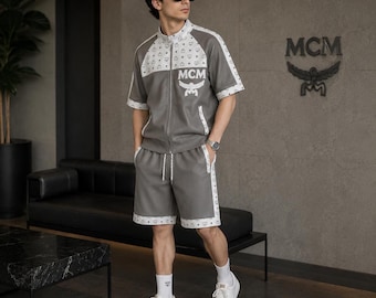 Conjunto de chaqueta y pantalón corto gris de manga corta MCM, chándal de lujo con monograma, ropa urbana informal de diseño para hombre.