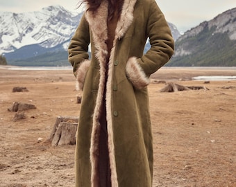Abrigo de piel de oveja para mujer, abrigo largo de invierno de ante color oliva con capucha de piel sintética, abrigo de cuero cálido con ribete de piel.