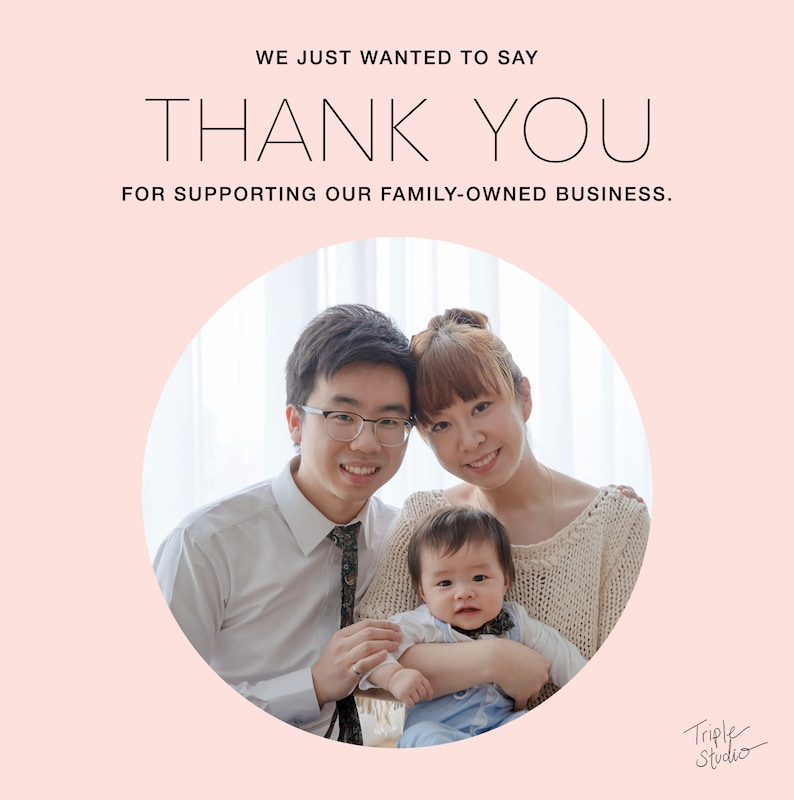 Pu&ograve; includere: Ritratto di famiglia all'interno di un cerchio rosa, con il testo "THANK YOU" e "FOR SUPPORTING OUR FAMILY-OWNED BUSINESS." L'immagine mostra una coppia sorridente che tiene in braccio un bambino. Il logo Triple Studio si trova nell'angolo in basso a destra.
