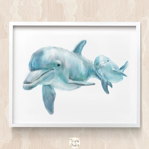 Pu&ograve; includere: Una stampa ad acquerello incorniciata con due delfini azzurri. Il delfino pi&ugrave; grande &egrave; davanti a uno pi&ugrave; piccolo, entrambi resi con morbide pennellate. L'opera d'arte &egrave; su sfondo bianco, incorniciata in un bordo bianco. Il testo "Triple Studio" &egrave; in basso a destra.