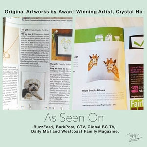Pu&ograve; includere: Pagina di rivista con opere d'arte di Crystal Ho. Include un cuscino con illustrazioni di giraffe, una stampa botanica incorniciata e un ritratto di animali domestici. Il testo recita "As Seen On" con i media elencati.