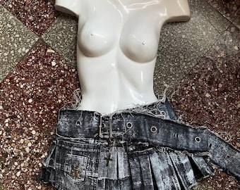Mini Gonna a Balze Denim Nero Reworked | Gonna Corta Pleated Gothic Eyelet Belt | Estetica Grunge, Cyberpunk, Mall Goth Y2K Upcycled