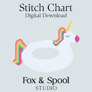 Puede incluir: Patrón de punto de cruz digital con un diseño de flotador de unicornio pixelado. El unicornio tiene un cuerno amarillo, melena y cola de arcoíris y una nariz rosa. También se muestra el texto "Stitch Chart Digital Download" y "Fox & Spool STUDIO".