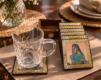 Juego de posavasos de madera hechos a mano con soporte / Posavasos con diseño artístico de mujeres de Rajastán / Decoración étnica india para mesa / Regalo ideal para té y café