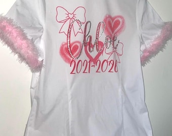 Camisa de graduación con pedrería y ribete de plumas