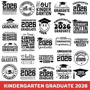 Puede incluir: Una colección de diseños en blanco y negro para la graduación de jardín de infancia con el texto "2026 Graduate" y otras frases relacionadas. Los diseños incluyen gorras de graduación, estrellas y un lápiz. La parte inferior de la imagen dice "Kindergarten Graduate 2026".