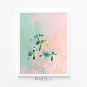 Könnte beinhalten: Ein gerahmter Kunstdruck mit fünf grünen Meeresschildkröten, die vor einem pastellfarbenen Hintergrund schwimmen. Die Schildkröten haben detaillierte Panzer und sind in verschiedenen Winkeln angeordnet. Der Druck hat einen weichen, malerischen Stil, mit dem Text "Pixel Print Shop Studio" unten.