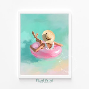 Op de afbeelding: Digitale kunstprint van een persoon die ontspant in een roze opblaasbare ring in een zwembad. De persoon draagt een witte top en een strohoed. De achtergrond is een mix van turquoise en lichtgeel.