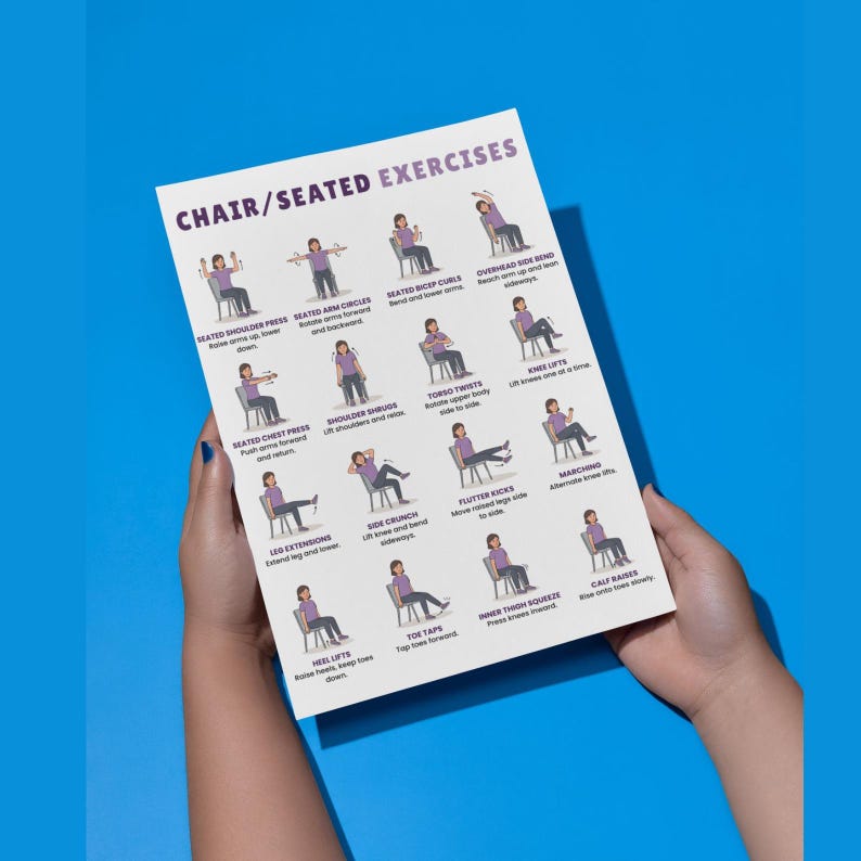 Pu&ograve; includere: Un poster bianco intitolato "CHAIR/SEATED EXERCISES" con illustrazioni di vari esercizi da seduti. Gli esercizi includono spinte per le spalle, cerchi con le braccia, bicipiti e distensioni delle gambe. Il poster &egrave; tenuto in mano su sfondo blu.