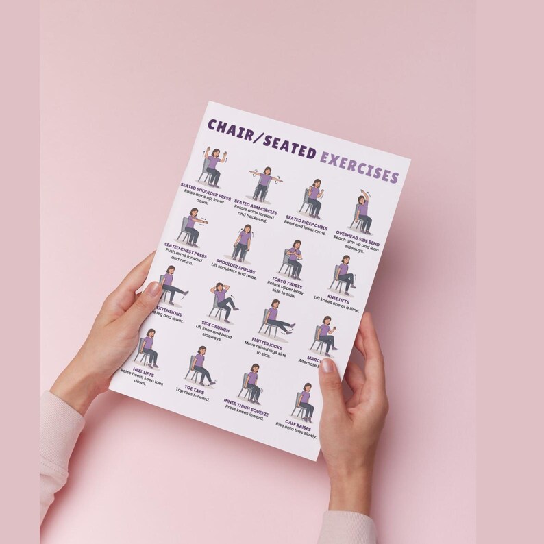 Pu&ograve; includere: Un poster bianco intitolato "CHAIR/SEATED EXERCISES" &egrave; tenuto in mano su uno sfondo rosa. Il poster presenta illustrazioni di esercizi, tra cui shoulder press, cerchi con le braccia, bicipiti e altro ancora. Gli esercizi sono progettati per essere eseguiti da seduti.
