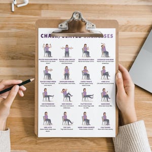 Pu&ograve; includere: Un appunti con un grafico stampato di esercizi da seduti, tra cui spinte per le spalle, cerchi con le braccia, bicipiti e piegamenti laterali. Il grafico presenta illustrazioni di ogni esercizio. L'appunti &egrave; tenuto da una persona.