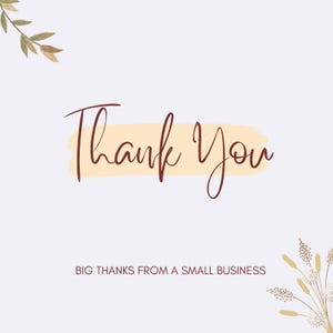 Pu&ograve; includere: Grafica digitale con le parole "Thank You" in stile scritto a mano, in corsivo rosso scuro, su un tratto di pennello giallo chiaro. Il testo "BIG THANKS FROM A SMALL BUSINESS" &egrave; in basso in un font sans-serif. Elementi floreali decorativi negli angoli.