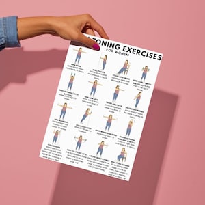Op de afbeelding: Een witte poster met de titel "TONING EXERCISES FOR WOMEN" wordt door een hand vastgehouden. De poster bevat ge&iuml;llustreerde oefeningen, waaronder armspins, muurduwen, stoelarmdrops en armcurls.