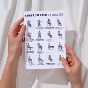 Pu&ograve; includere: Un foglio stampato intitolato "CHAIR/SEATED EXERCISES" tenuto in mano. Il foglio presenta illustrazioni di vari esercizi, tra cui spinte alle spalle, cerchi con le braccia, bicipiti e piegamenti laterali. Gli esercizi sono progettati per essere eseguiti da seduti.