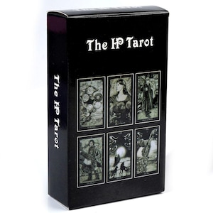 Puede incluir: Una caja rectangular negra para cartas de tarot con el texto The HP Tarot impreso en blanco en el frente y el lateral. La parte frontal presenta seis ilustraciones individuales de cartas de tarot en una cuadrícula con figuras monocromáticas.