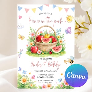 Op de afbeelding: Een vrolijke uitnodiging voor een picknick-verjaardagsfeestje. Het ontwerp toont een picknickmand vol fruit, omringd door bloemen, vlinders en een lachende zon. De tekst luidt "Picknick in het park" en bevat feestdetails.