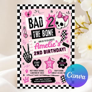以下が含まれることがあります： ピンクと黒の誕生日パーティーの招待状。スカル、リボン、稲妻のデザイン。テキストは「BAD 2 THE BONE」と「Amelie's 2nd Birthday!」で、イベントの詳細とCanvaのロゴが記載されています。