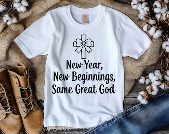 Peut inclure: T-shirt blanc avec un motif de croix noire et le texte "New Year, New Beginnings, Same Great God." L'image comprend également le texte "Instant Digital Download" et des options de type de fichier.