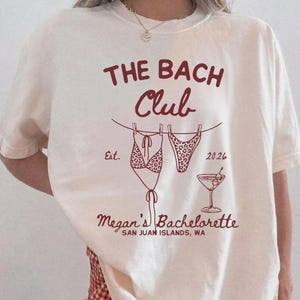 Koszulki z nadrukiem w panterkę, spersonalizowane, plażowe, wieczorowe, komfortowe, kolorowe, bikini i martini, gadżety na wieczór panieński, spersonalizowane koszulki The Bach Club