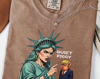 T-shirt couleurs confort graphique Quiet Piggy édition Liberty - T-shirt gris unisexe avec statue de la liberté audacieuse et motif cochon