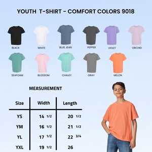 Puede incluir: Se muestra una camiseta juvenil de color mel&oacute;n, junto con una carta de colores de otros colores disponibles: negro, blanco, azul vaquero, pimienta, violeta, orqu&iacute;dea, espuma de mar, flor, calc&aacute;reo y gris. Se proporcionan medidas, con anchos que van de 36,8 a 49,5 cm.