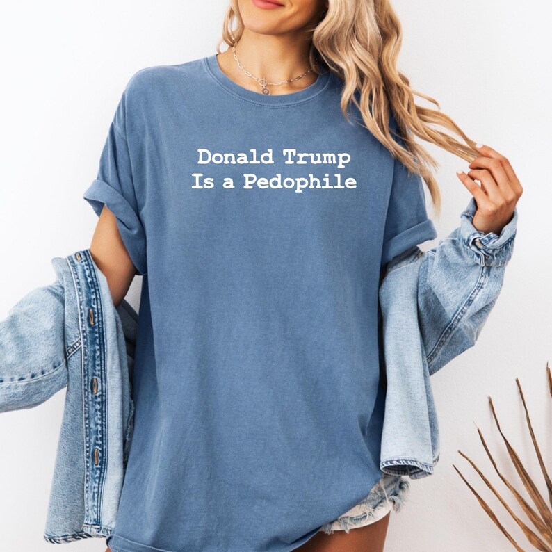 Camisetas de colores cómodos: Donald Trump es un pedófilo, Trump Epstein, anti Donald Trump, archivos de Epstein, anti Maga imagen 2