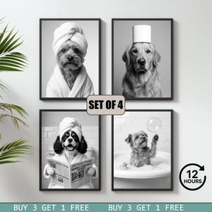 Puede incluir: Conjunto de cuatro retratos de perros en blanco y negro enmarcados. Un perro lleva una toalla y una bata, otro tiene un rollo de papel higiénico en la cabeza, un tercero lee un periódico y el último está en una bañera. El texto "SET OF 4" está en el centro.