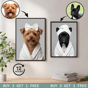 Puede incluir: Dos retratos de perros enmarcados. Uno presenta un perro marrón con un lazo blanco, vistiendo una bata blanca. El otro muestra un perro negro con una toalla blanca en la cabeza, también con una bata blanca. Ambos retratos sobre un fondo gris.