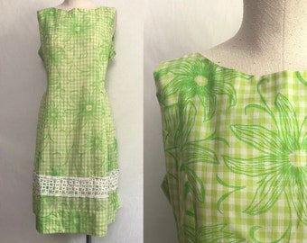 Vestido de verano vintage de los años 60 con estampado de cuadros vichy: algodón verde con estampado floral y ribete de ganchillo.