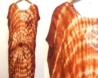 Sukienka kaftanowa w stylu vintage z lat 70., barwiona metodą tie-dye, haftowana w stylu hippie boho