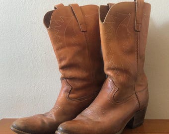 Botas vaqueras vintage de los años 70 en color marrón coñac desgastado / Tallas 10.5-11 para hombre