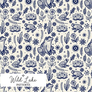 Puede incluir: Un patrón crema con ilustraciones en azul marino de ranas, flores, hojas y otros elementos botánicos. El texto "Wild Lake PATTERNS" se muestra en un rectángulo blanco en la parte inferior de la imagen.