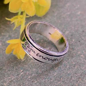 Anello 'I Am Enough' In Argento 925: Un Gioiello Di Ispirazione Per Donne