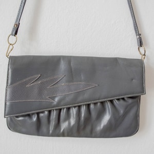 Bolso clutch vintage de cuero gris pizarra de los años 80 con correa