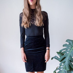 SALE Vintage 1980s black velvet knee length pencil skirt size XS/S