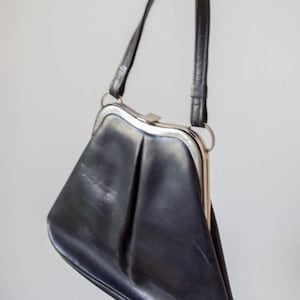 Bolso vintage de cuero azul marino nocturno de los años 50 con cierre en tono plateado
