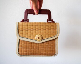 Vintage 1960s straw purse with plastic handle and swirly snap closure