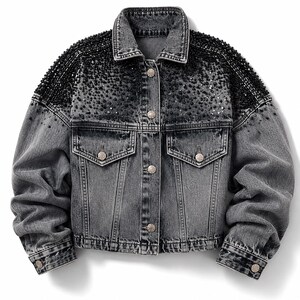 Chaqueta vaquera negra lavada – Corte oversize corto con hombros adornados con pedrería y botones en la parte delantera.