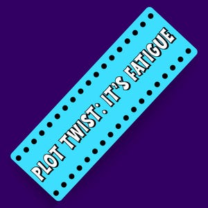 Peut inclure: Un rectangle bleu clair avec le texte "PLOT TWIST: IT'S FATIGUE" en blanc, souligné de noir. Le rectangle est parsemé de cercles noirs et posé sur un fond violet foncé.