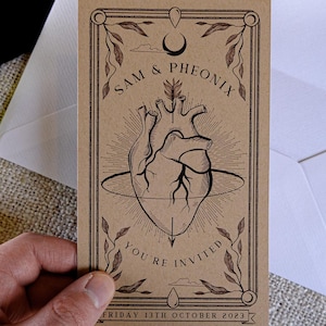 Réservez cette date en forme de coeur anatomique rustique - Carte de mariage personnalisée avec brun naturel et détails de vigne