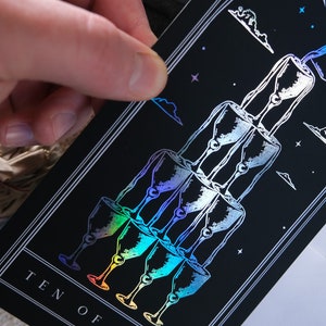 Réservez votre date de dix tasses avec décoration – Faire-part de mariage personnalisé en carte de tarot avec un motif fantaisiste pour les couples alternatifs