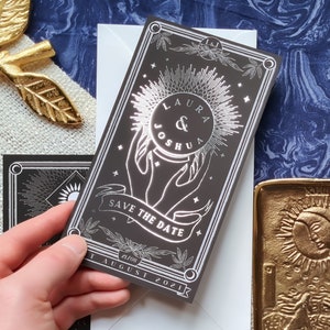 Carte de tarot avec motif "Retenez cette date" avec un design boule de cristal pour les mariages gothiques et les célébrations alternatives avec des oeuvres d'art du soleil et de la lune