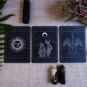3-teilige Tarot Spread Hochzeitseinladung Set | Gothic Lovers Sonne Ace of Cups Design Bild 2