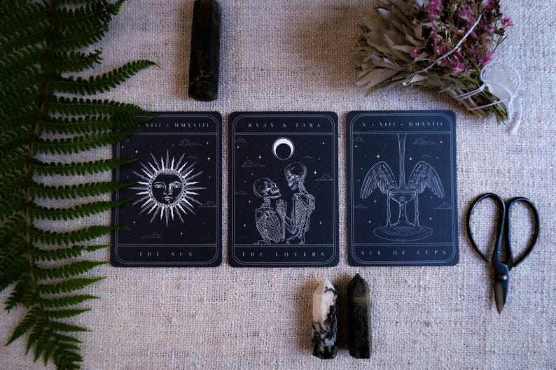 3-teilige Tarot Spread Hochzeitseinladung Set | Gothic Lovers Sonne Ace of Cups Design Bild 2