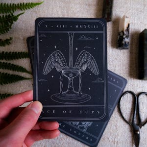 3-teilige Tarot Spread Hochzeitseinladung Set | Gothic Lovers Sonne Ace of Cups Design Bild 6