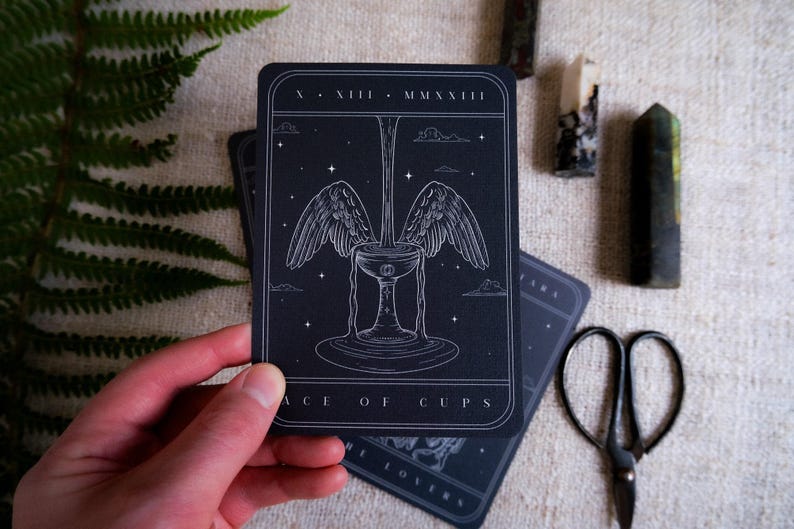 3-teilige Tarot Spread Hochzeitseinladung Set | Gothic Lovers Sonne Ace of Cups Design Bild 6