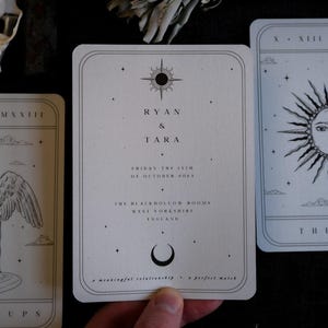 3-teilige Tarot Spread Hochzeitseinladung Set | Gothic Lovers Sonne Ace of Cups Design Bild 5