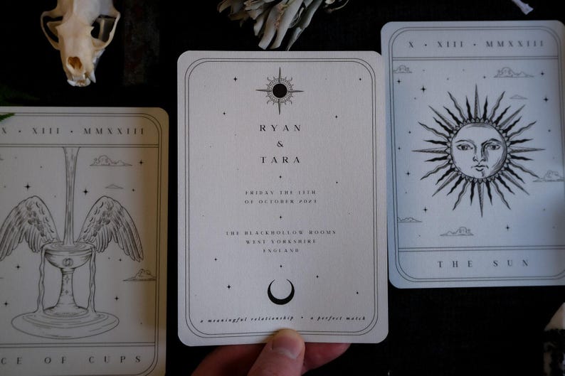 3-teilige Tarot Spread Hochzeitseinladung Set | Gothic Lovers Sonne Ace of Cups Design Bild 5