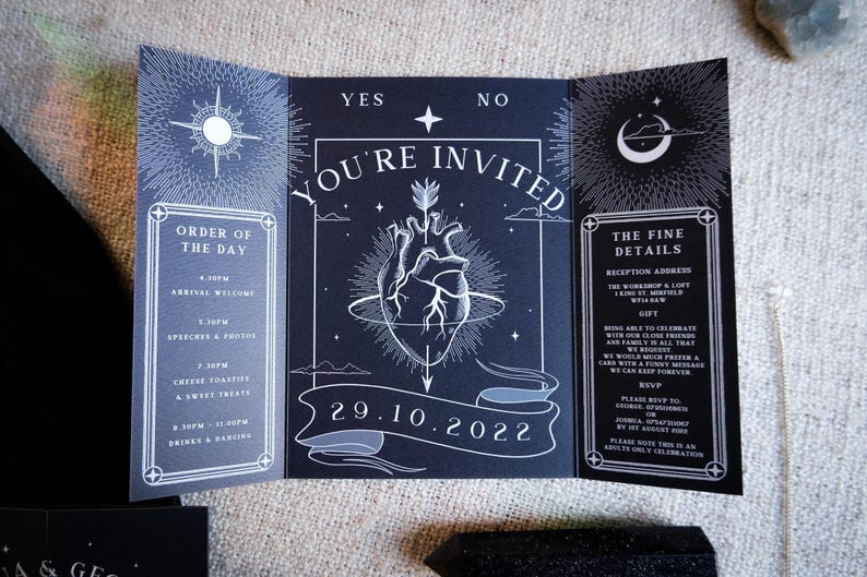 Bloedend hart gotische vouwuitnodiging bruiloft | Donkerromantisch alternatief | Halloween-uitnodiging afbeelding 6