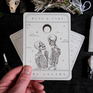 3-teilige Tarot Spread Hochzeitseinladung Set | Gothic Lovers Sonne Ace of Cups Design Bild 10